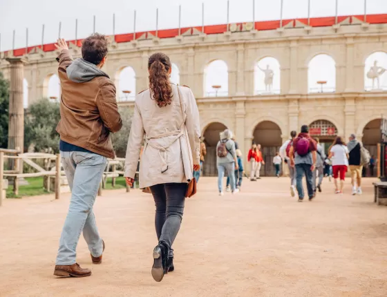 Visiteurs dans l'allée du stadium du "Signe du Triomphe" au Puy du Fou 