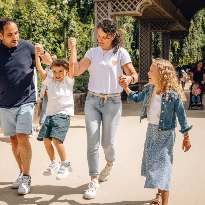 Famille avec enfants se promenant des les allées du parc 