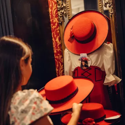 Jeune fille devant le costume de la Serafina dans une boutique