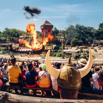 Enfant devant le spectacle Les Vikings