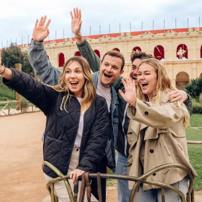 Etudiants dans un char devant le stadium Gallo-Romain en train de prendre une photo durant l'expérience photo