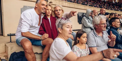 Famille devant le Signe du Triomphe au Puy du Fou