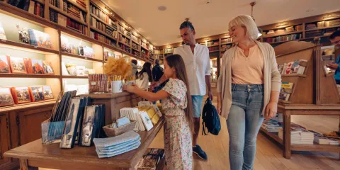 Famille dans les boutiques du Bourg Bérard
