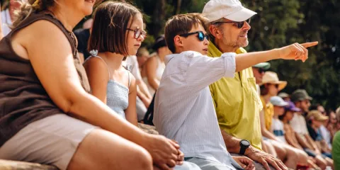 Famille devant un spectacle du Puy du Fou