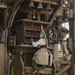 Le spectacle "Le Grand Carillon" est lancé et la carillonneuse fait sonner les cloches 